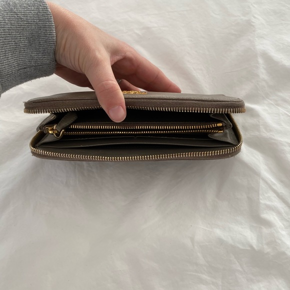 WELL LOVED PRADA SAFFIANO WALLET IN GRAY - Picture 4 of 5